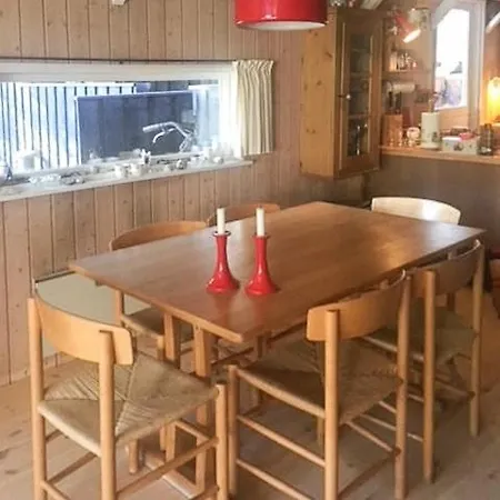 Retro Idyll And Bird Sounds In Quiet Oasis *