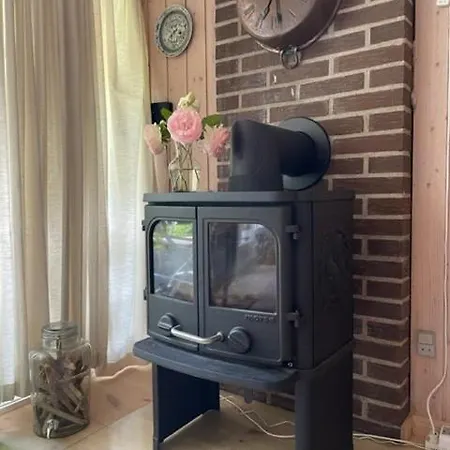 Retro Idyll And Bird Sounds In Quiet Oasis Feriehus