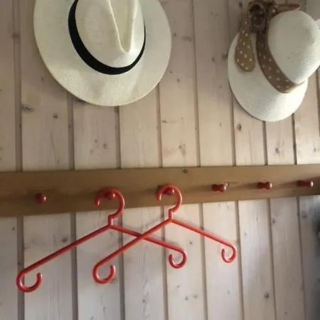 Retro Idyll And Bird Sounds In Quiet Oasis Feriehus